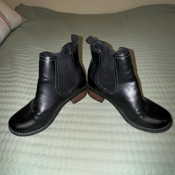 Eastland Black Jasmine Ankle Boots. Size 7. GUC - Picture 4 of 9